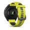 Garmin Forerunner 965 — черные спортивные часы с желто-черным ремешком
