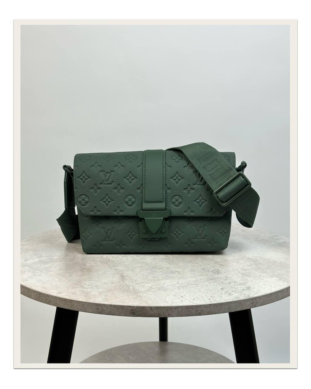 Сумка-мессенджер Louis Vuitton
