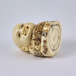 Нэцкэ Ребенок с корзиной рыбы