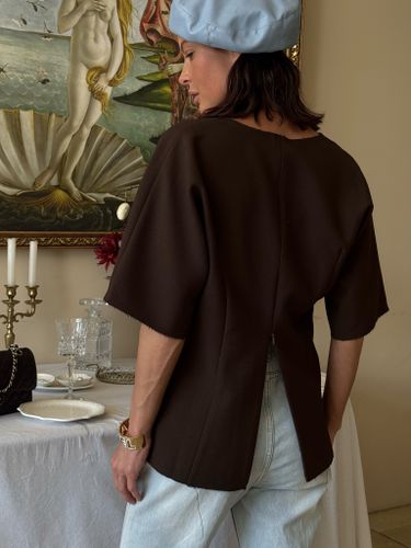 Шоколадный топ с V-вырезом