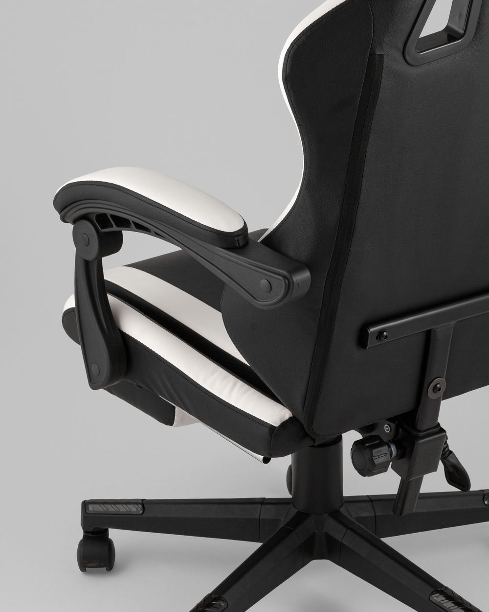 Кресло спортивное TopChairs Prophet с оттоманкой черно-белый