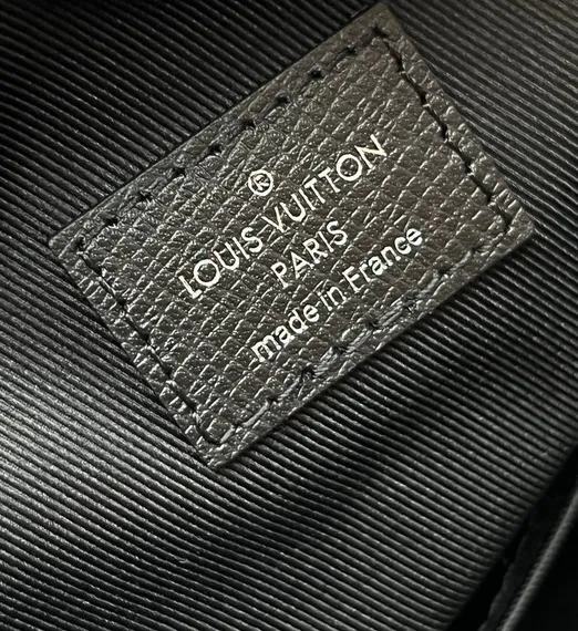 Сумка-слинг Louis Vuitton Avenue NM кожа Taiga Black