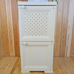 Тумба-шкаф пластиковая "УЮТ", с усиленными рёбрами жёсткости, две дверцы (верхняя плетёная, нижняя сплошная). Цвет: Бежевый с бежевыми дверцами.