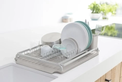 Brabantia Сушилка для посуды на серой раковине