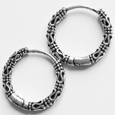 Серьги кольца серебристые