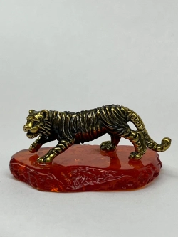 Бронзовая статуэтка на янтаре