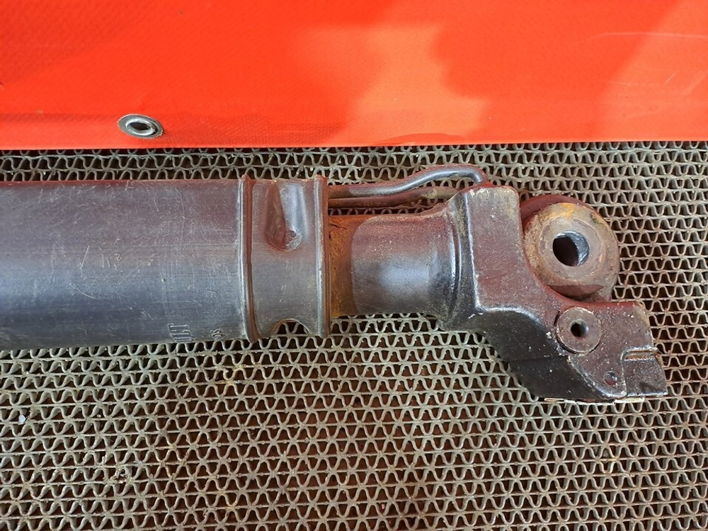 Цилиндр подъёма кабины левый