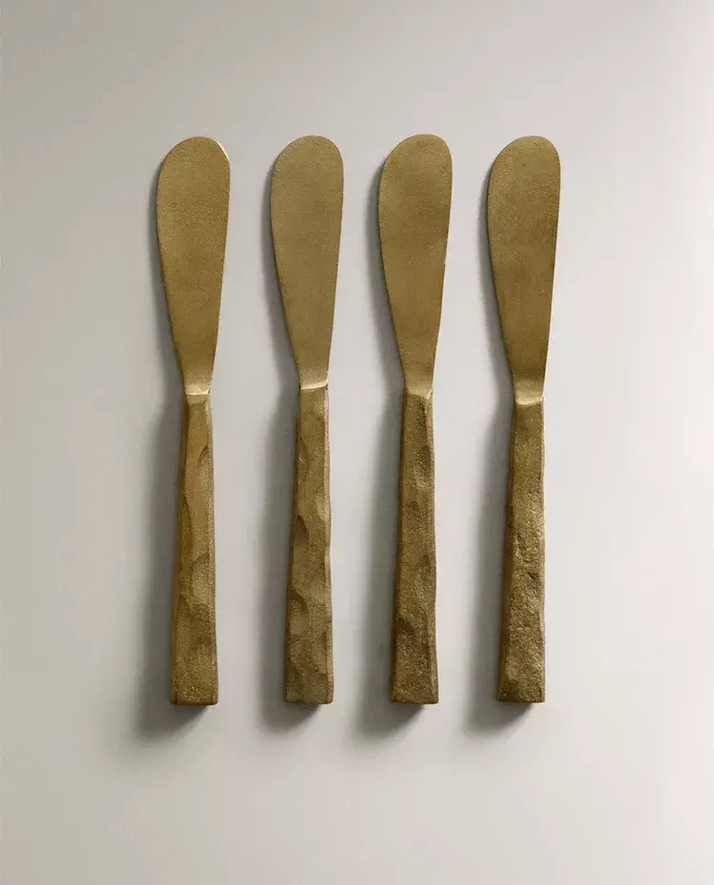ZARA HOME НАБОР НОЖЕЙ ДЛЯ МАСЛА С ЧЕКАНКОЙ (4 ШТ.), ЗОЛОТОЙ