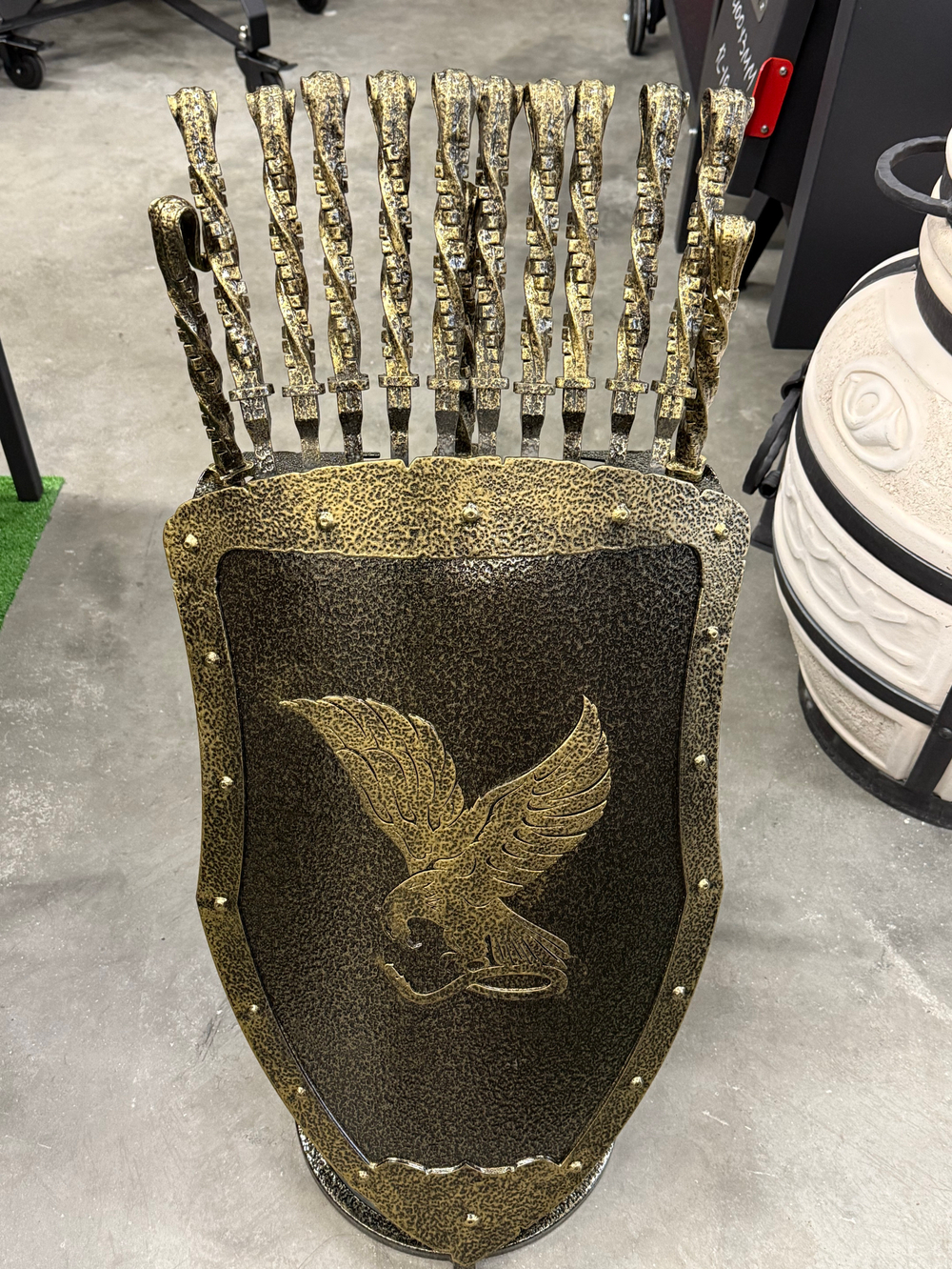 Набор шампуров «Рыцарь» и предметов для мангала/камина в кованом щите