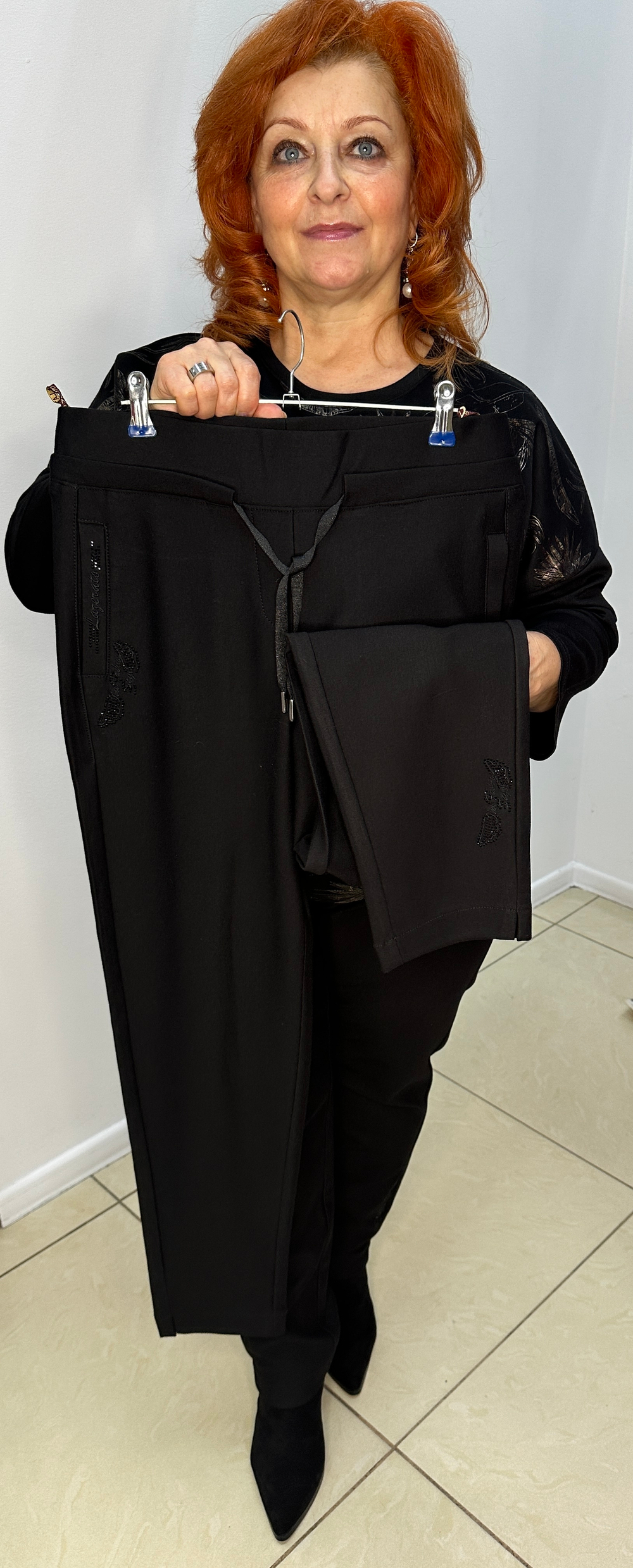 Черные брюки без застежки со стразовым принтом