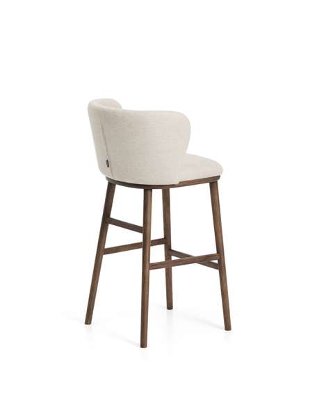 Барный стул Ciselia из бежевого шенилла с ножками из ясеня в отделке орех