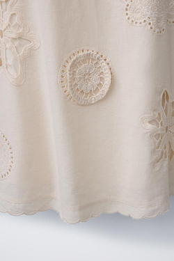 ZARA ПЛАТЬЕ С ВОЛНИСТЫМИ КРОМКАМИ И ЦВЕТОЧНОЙ ВЫШИВКОЙ, СВЕТЛО-БЕЖЕВЫЙ