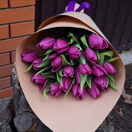 Букет из фиолетовых тюльпанов