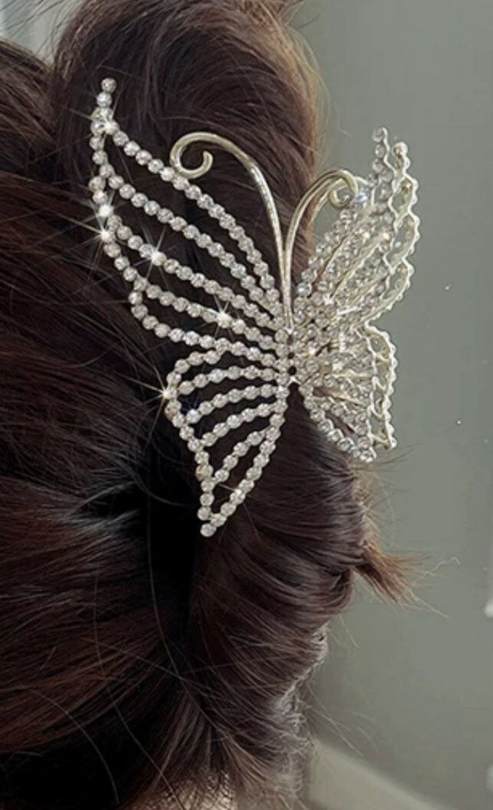 Заколка-краб большая "бабочка" инкрустированная  россыпью страз. 11,5см. Цвет серебро