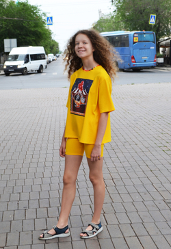 Комплект футболка и бриджи "Желтые с кошечкой-гимнасткой"