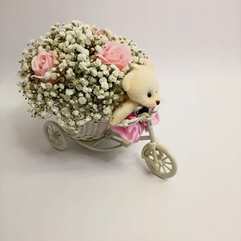 Гипсофила с мыльной розой в кашпо велосипед с игрушкой