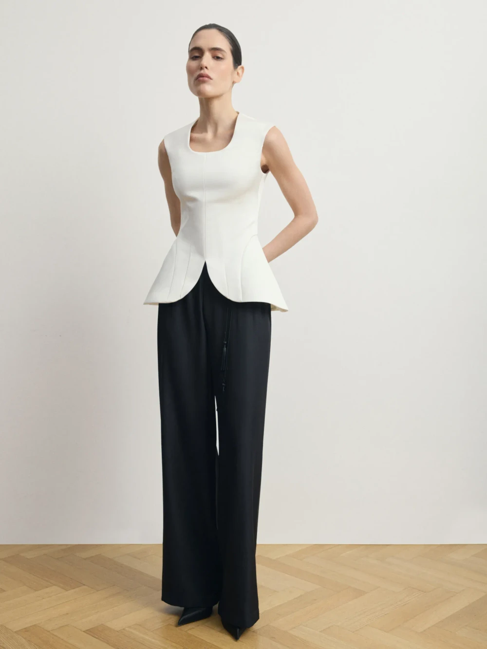 Молочный корсетный топ из атласа 