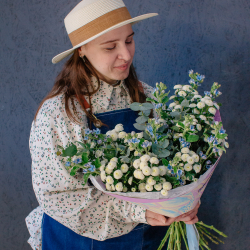 142. Романтичный стойкий букет с оксипеталумом и сантини