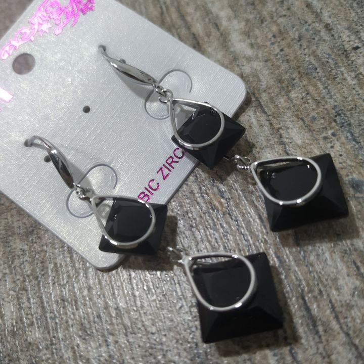 Серьги на англ.заст. Cubic Zirconia 2 кристалла квадрат в оправе капля цвет черный металл серебристый