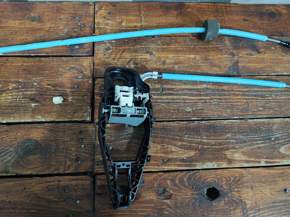 Кронштейн правой ручки с тросами BMW 8 (G15) 18-нв Б/У Оригинал 51217401206