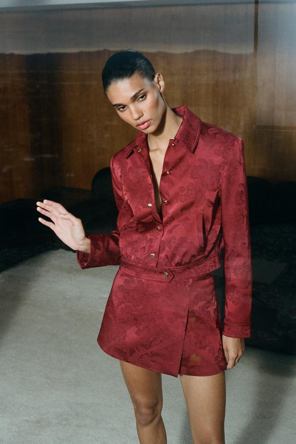 ZARA ЖАККАРДОВЫЙ БОМБЕР, ЦАЕТ БУРГУНДСКОГО ВИНА