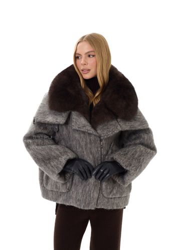 Серый шерстяной пуховик с меховым воротником