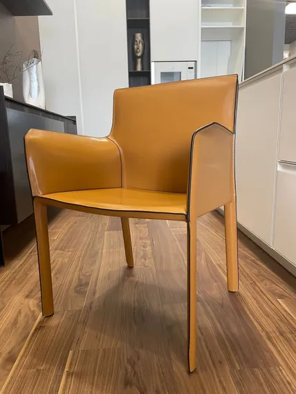 Стул с подлокотниками Barrie оранжевая кожа