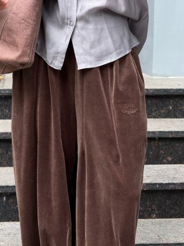 Шоколадные спортивные брюки из велюра