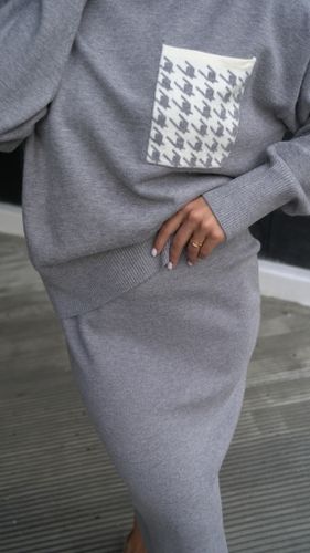 Серый трикотажный костюм с юбкой