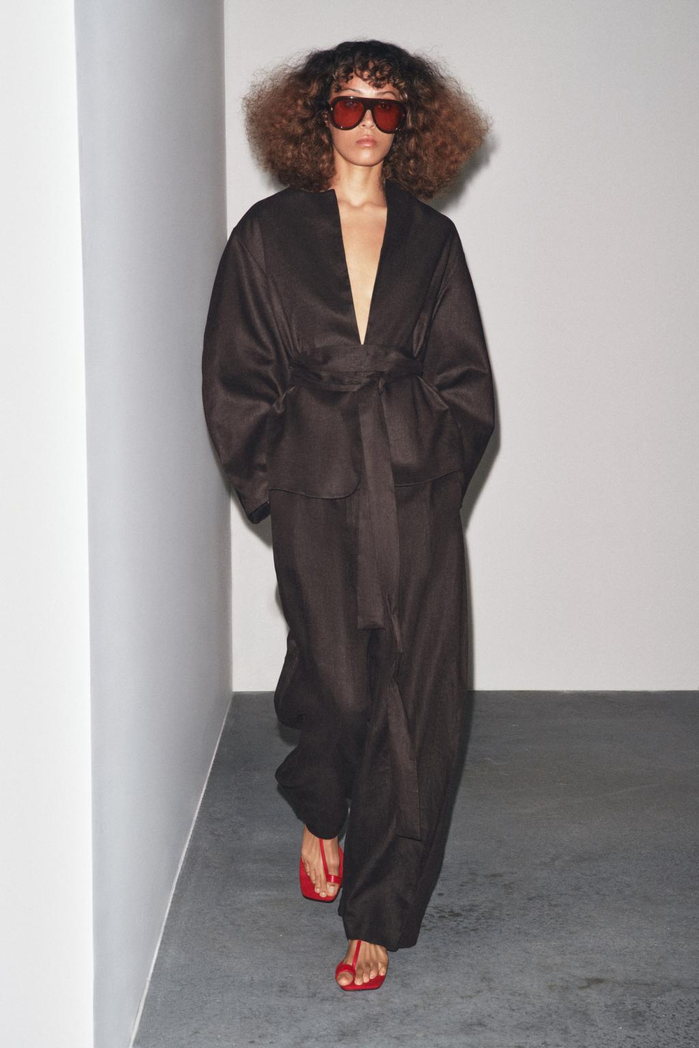 ZARA КИМОНО ИЗ ЛЬНА С ПОЯСОМ — ZW COLLECTION, КОРИЧНЕВЫЙ