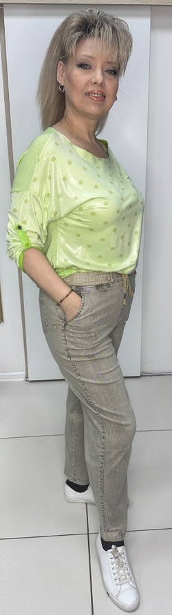 Бежевые брюки в рубчик на резинке в поясе