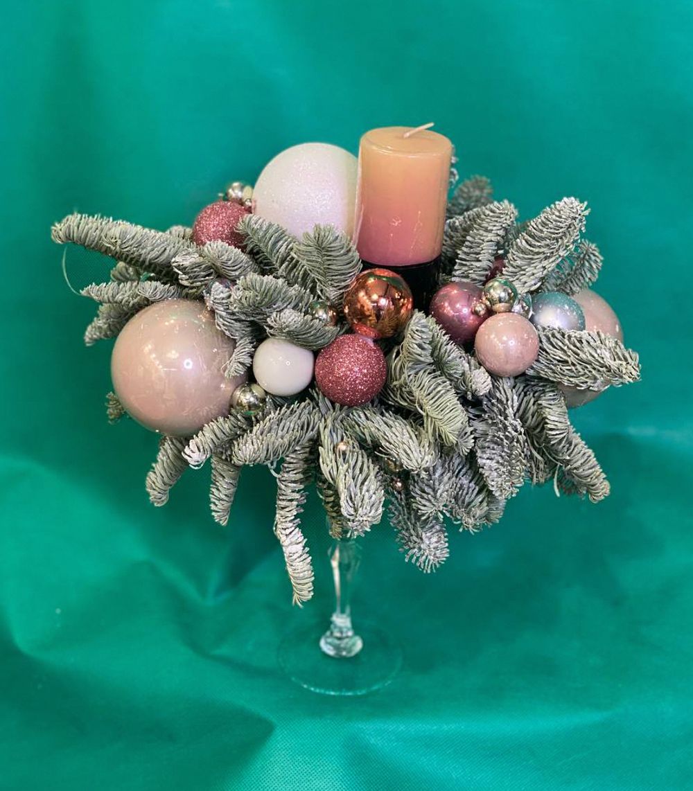 Новогодняя композиция на стеклянной подножке