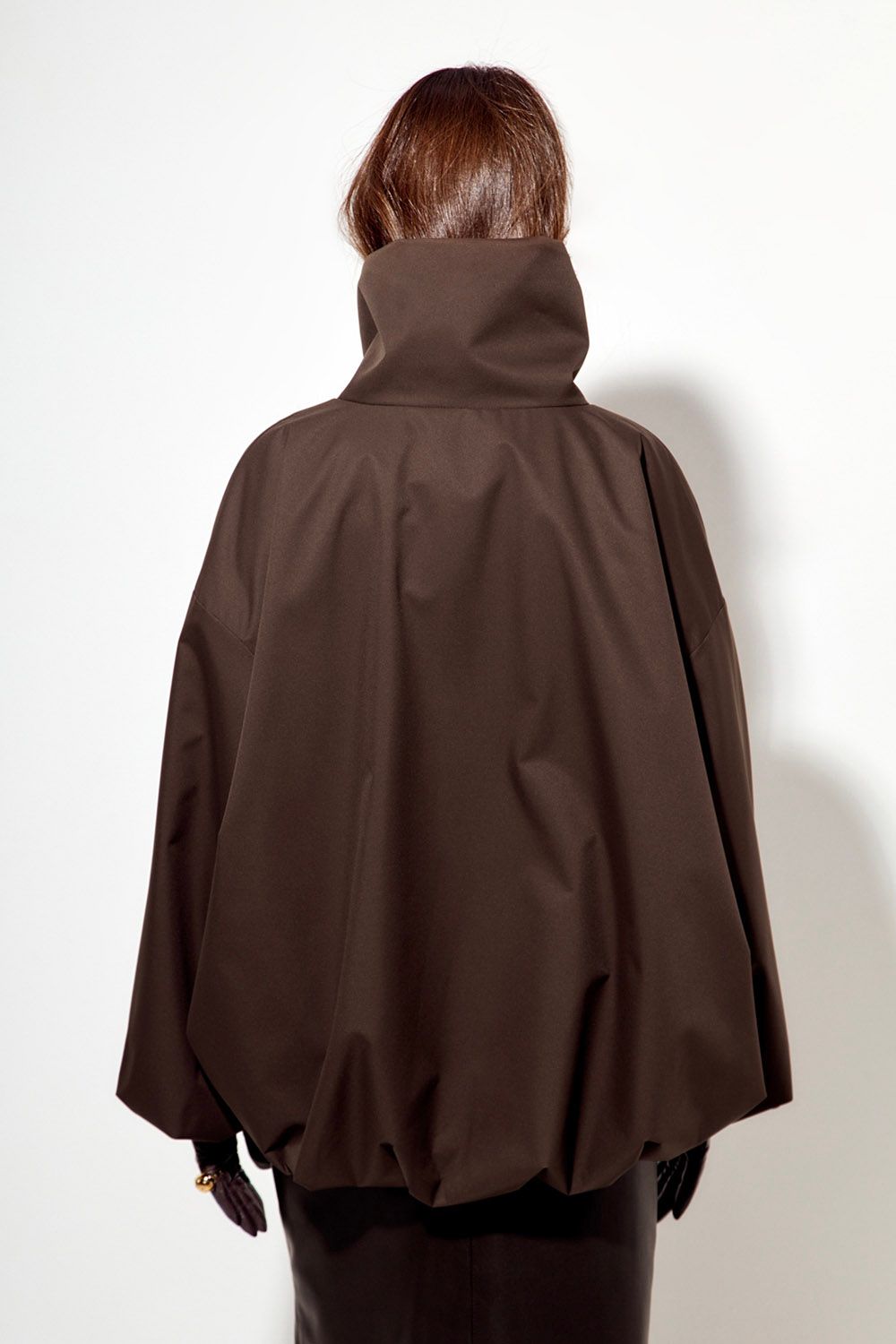 Ветровка О-силуэта с высоким воротом шоколадного цвета