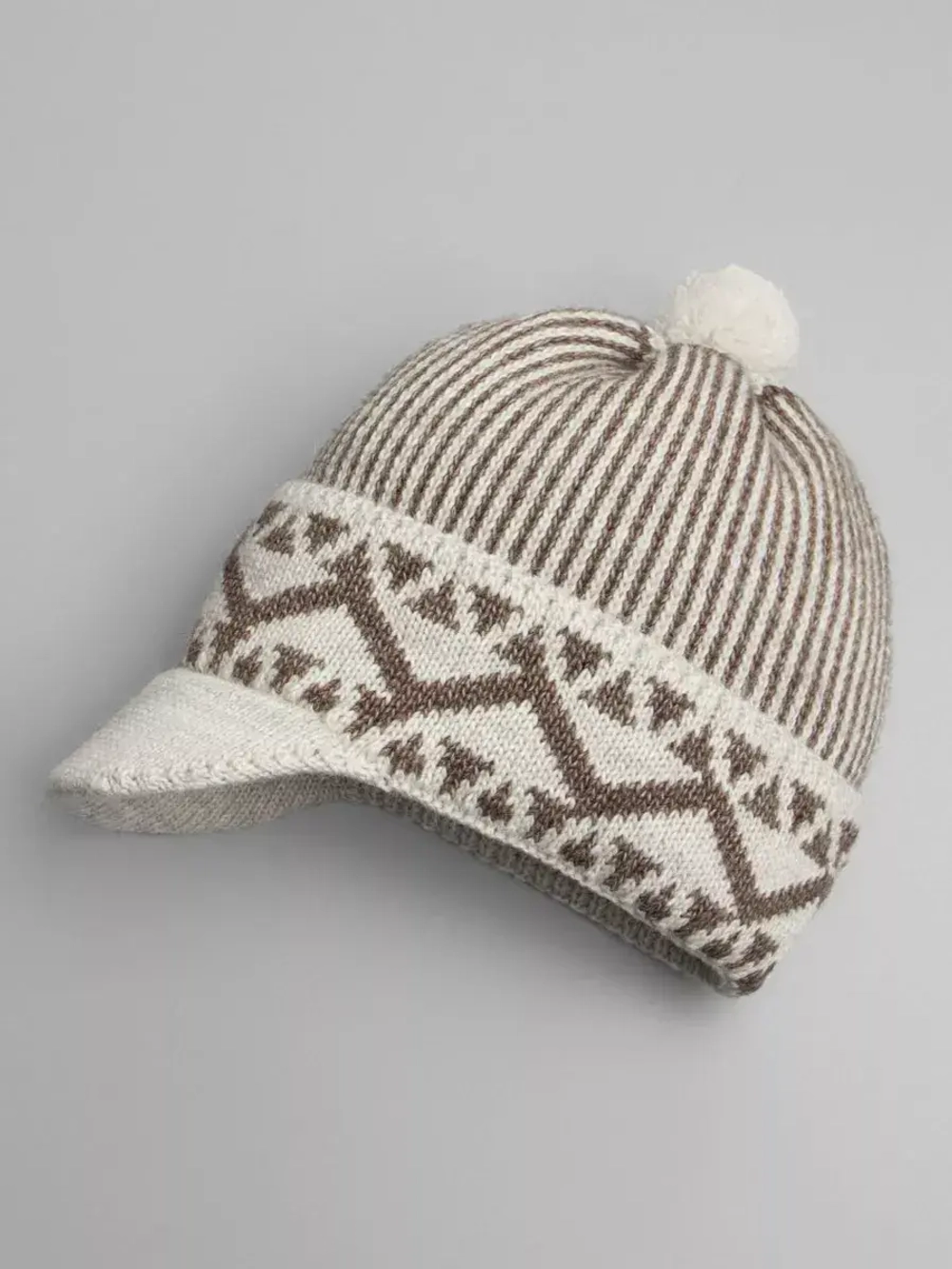 Шапка для мальчика с козырьком на осень