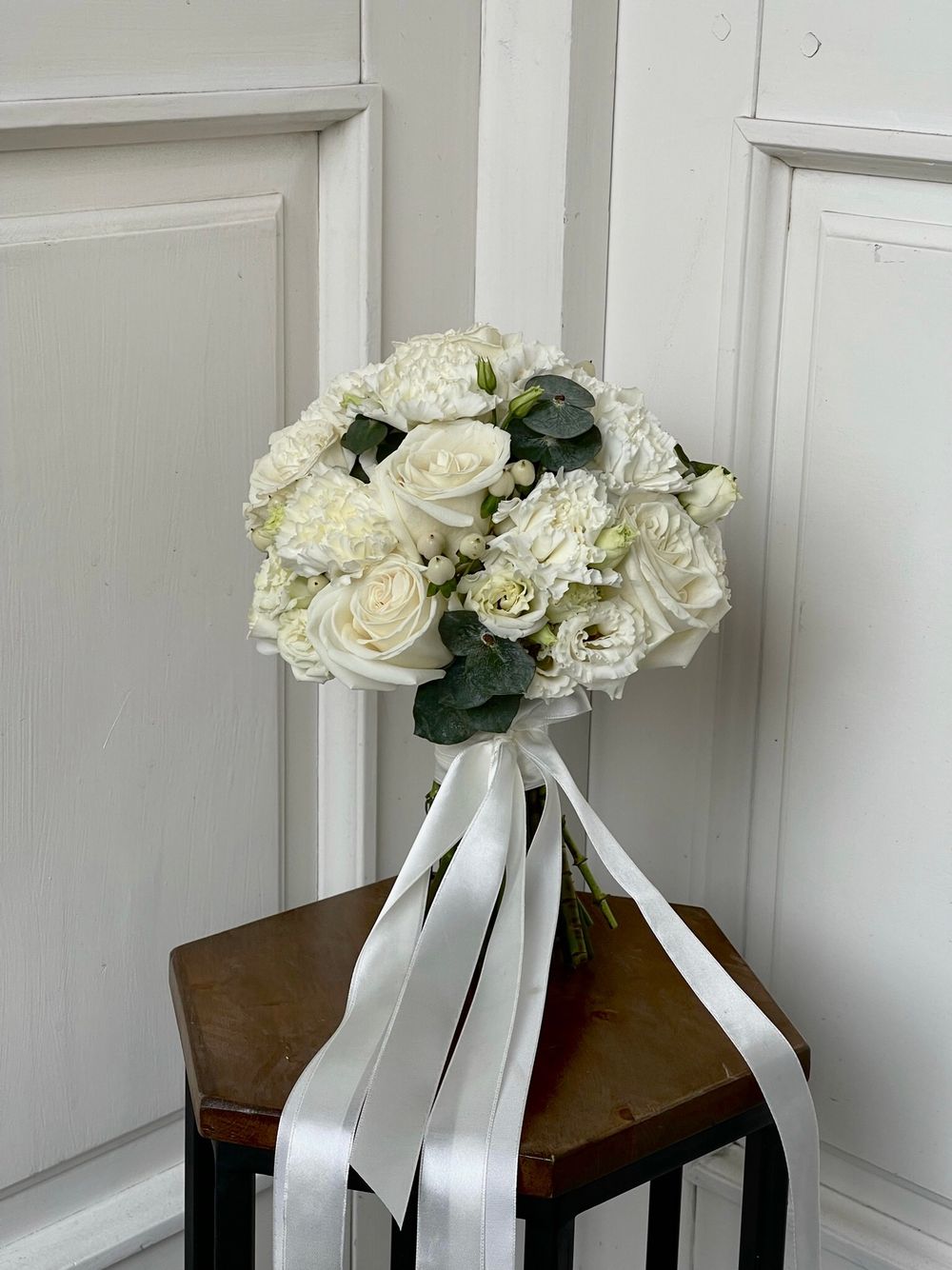 Свадебный букет из одноголовых роз, диантусов, лизиантуса и эвкалипта