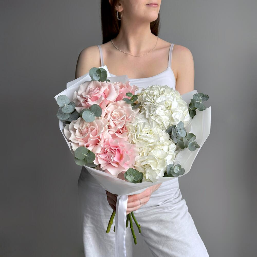 Нежный букет французская роза, гортензия и эвкалипт