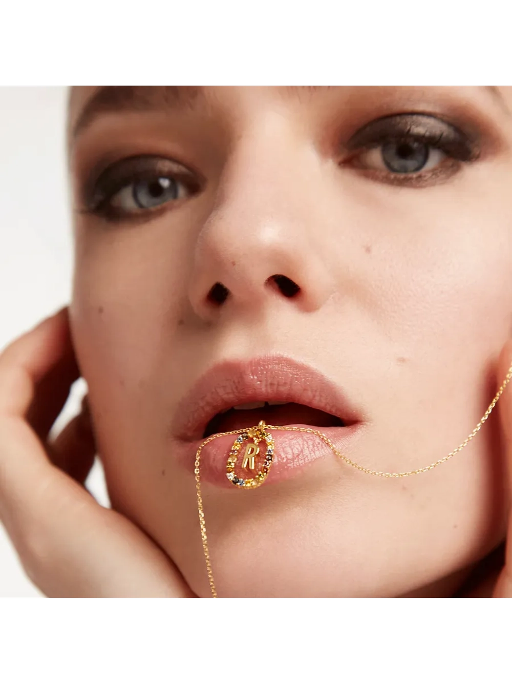 Колье Буква R серебро 925 пробы покрытое золотом