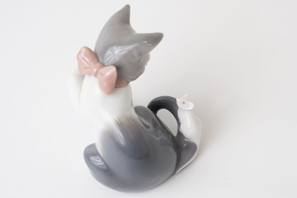 Коллекционная фарфоровая фигурка котенка с мышкой на хвосте Lladro