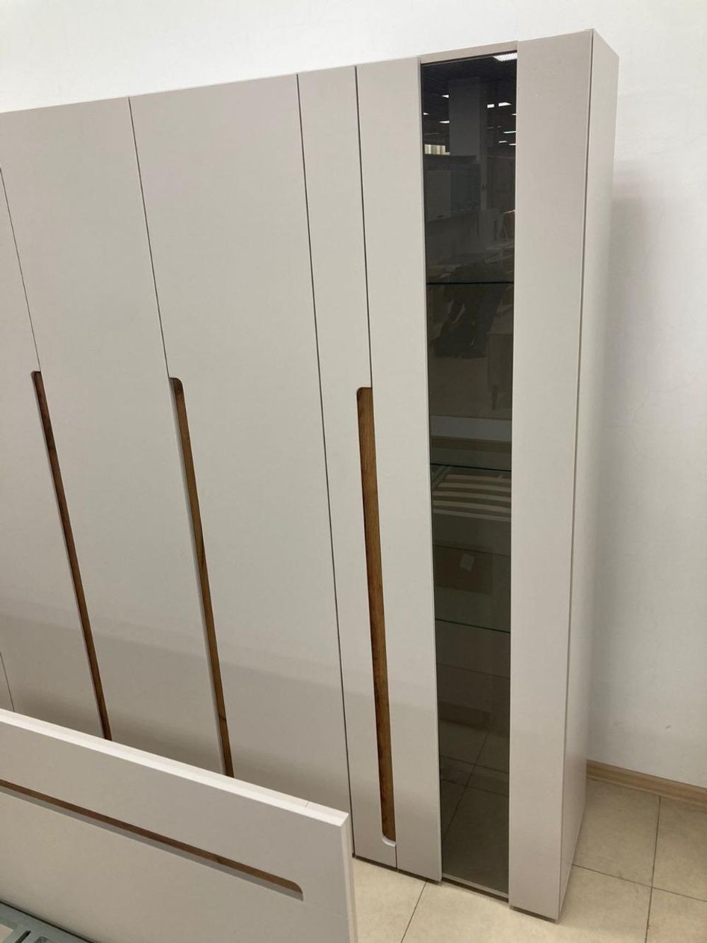 Пенал-витрина левый Валенсия кашемир/софт сантьяго