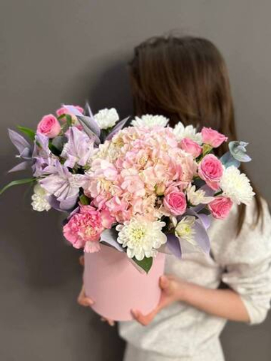 Шляпная коробка с розовой гортензией