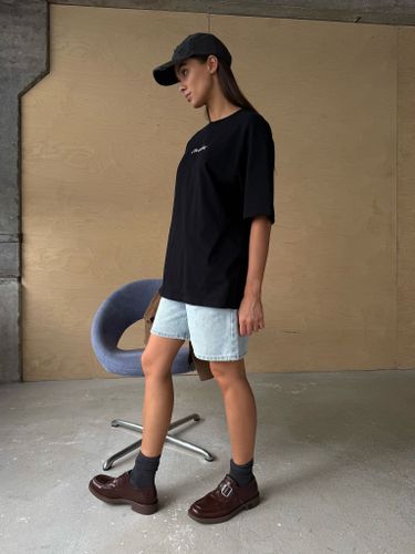 Черная футболка с принтом