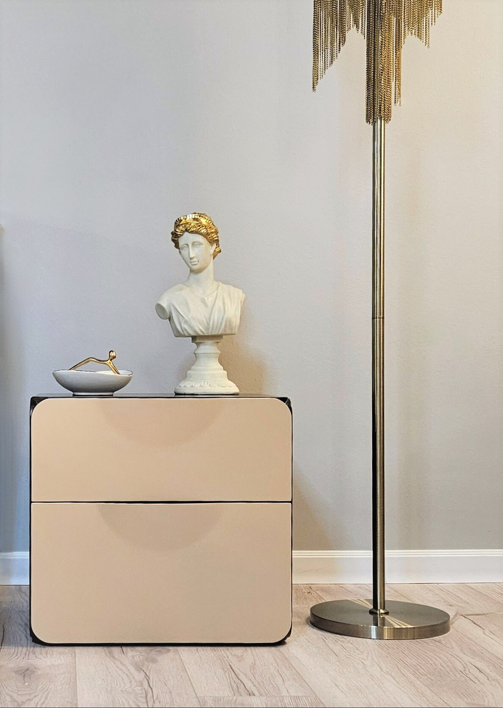 Статуэтка Figurine female