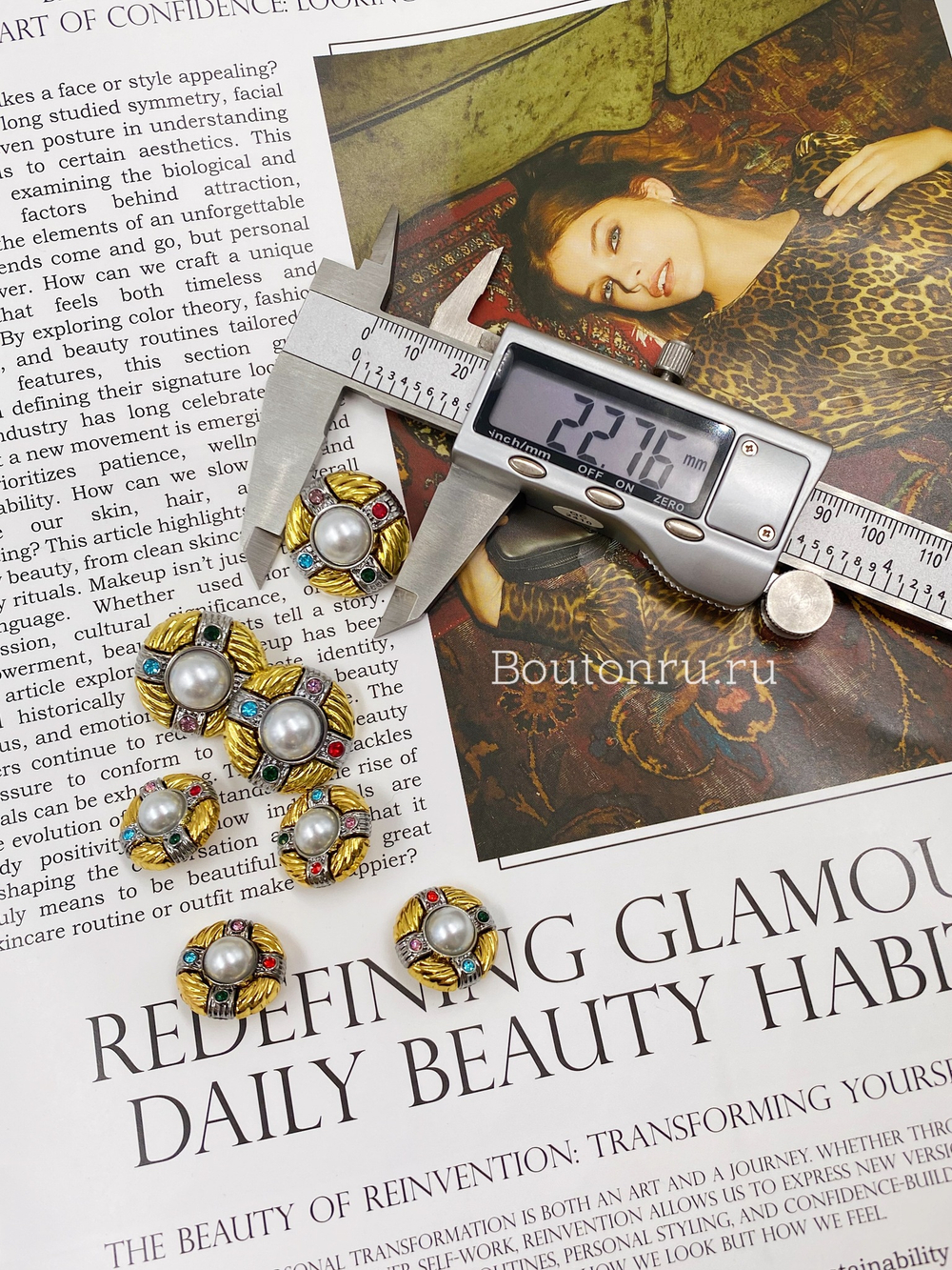 Пуговицы в золотистом и серебристом металле с разноцветными стразами и белым жемчугом