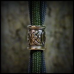 Бусина "Старший Футарк. Руна Эйваз " (малая) для темляков или браслетов