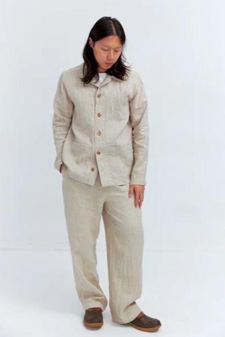 Верхняя мужская рубашка с карманами из серо-бежевого льна