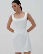 Платье мини из атласа с вырезом каре