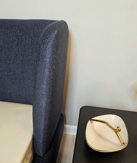 Двуспальная кровать с широким изголовьем Reeves