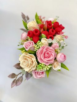 Букет «Малина в розах, сумочка»