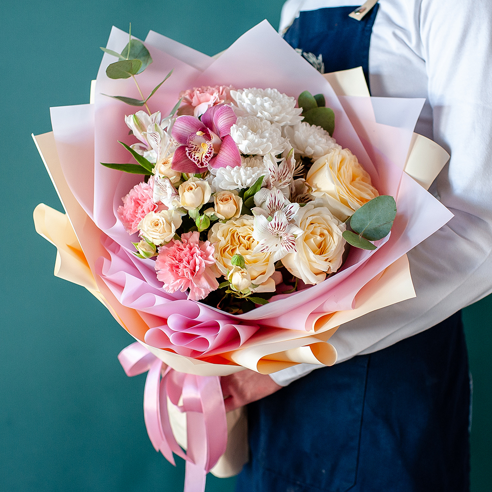 Нежный букет с пионовидной розой и орхидеей