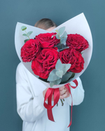 Красные ажурные розы с эвкалиптом(00477)